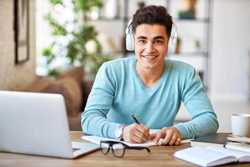 Co oznacza określenie Studia online?